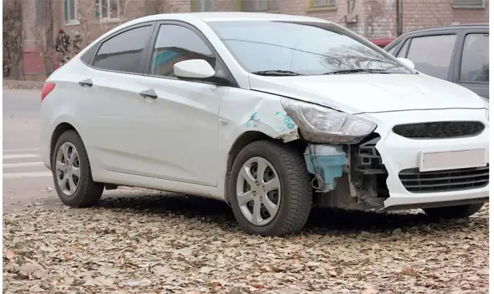 Weiße Limousine mit Motorschaden in Solingen